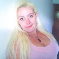 CurvyCathLive Webcam