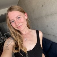 innocentblondegirl webcam model