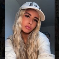 BlondeBetty webcam model