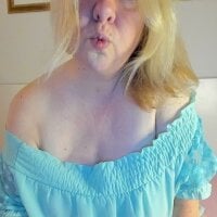BlondeQueen38 webcam model