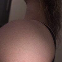 squirtingSaraah's Offline Chat Room