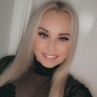 BlondeBombshell01's Offline Chat Room