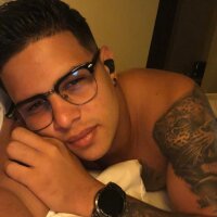 Moises_big21's Offline Chat Room