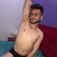 Aleexx_20's Offline Chat Room