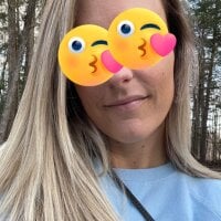 Lola_Love_Girl's Offline Chat Room