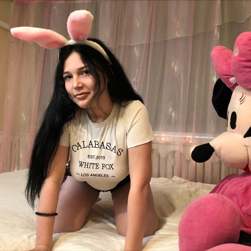 LiyaFrench's Cam show and profile