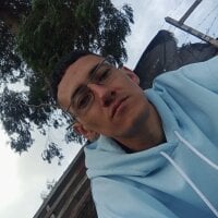 skinnyBigDick90 webcam