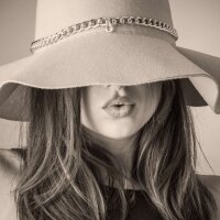 sabina_cuervo's Offline Chat Room