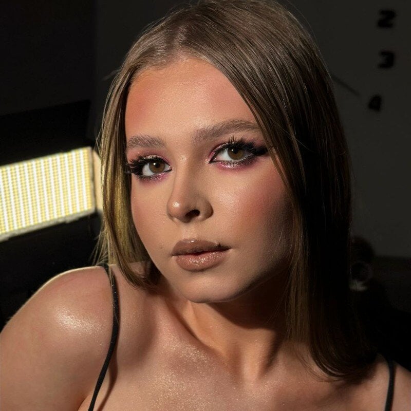 BelleDream's Stripchat show and profile