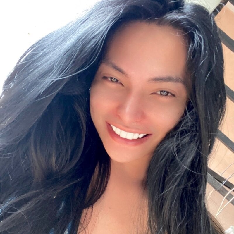 bella_maxwel's Stripchat show and profile