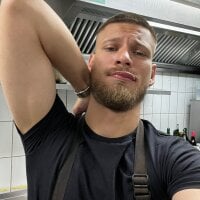 bi_feet_guy's Offline Chat Room