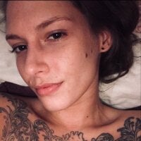HollyQueenL