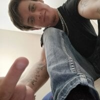 breezyy69money's Offline Chat Room