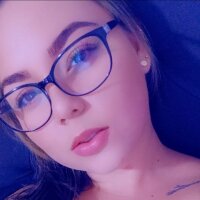 Emma_coopeer's Offline Chat Room