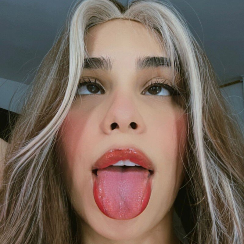 crisbell_lopez's Stripchat show and profile