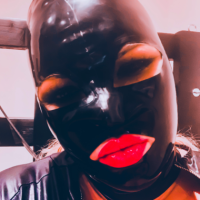 dominatrixroyale's Offline Chat Room