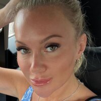 Hallie_Blue Adlı Modelin Çevrimdışı Sohbet Odası