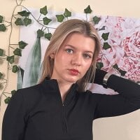 ShyrUni Adlı Modelin Çevrimdışı Sohbet Odası