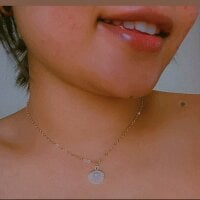 QueenOfCurvesX webcam model