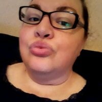 yasmineslips' Offline Chat Room