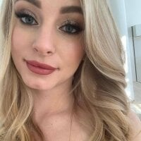 Whiteee_Cristal webcam model