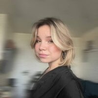 sarahpixelqueen's Offline Chat Room