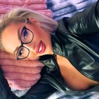 queenzoora webcam model