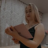 AlinaHotties' Offline Chat Room