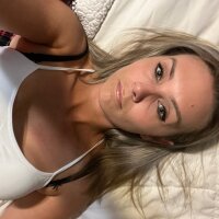 PrettyItalianxo's Offline Chat Room