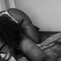 Moonzy77 webcam model