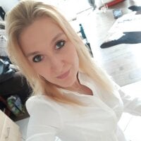 Monique_GQ's Offline Chat Room