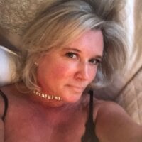 SurreyBustyBeth's Offline Chat Room