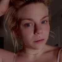 sistergoldenhairr's Offline Chat Room