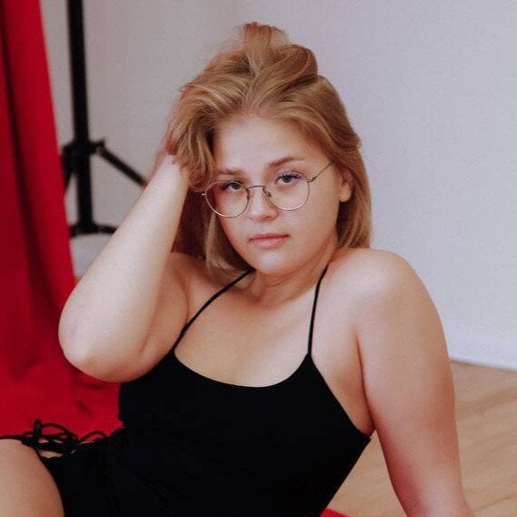 LynBardon's Stripchat show and profile