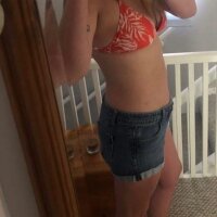 cumqueen18's Offline Chat Room