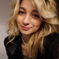 Alieness webcam model