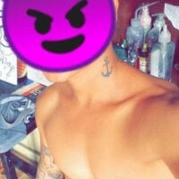 Muyjoven69's Offline Chat Room