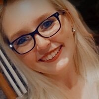 brattyblondebaby Adlı Modelin Çevrimdışı Sohbet Odası