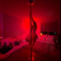 sisterswhostrip's Offline Chat Room