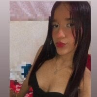 nahomi_latinahot webcam model