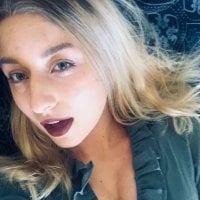 Pussywithlips' Offline Chat Room