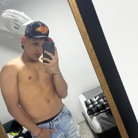 Robert3584 Adlı Modelin Çevrimdışı Sohbet Odası