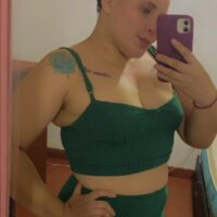 lapeliroja96's Offline Chat Room