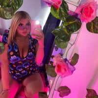 MiaGonzalez_pink's Offline Chat Room