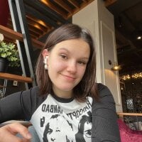 Mi_Mika_ webcam model