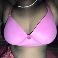 POOJALOVEHOT webcam model