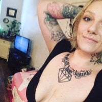 iam_bombshell's Offline Chat Room