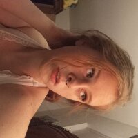 cora_the_dom's Offline Chat Room