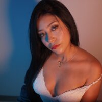 AgathaMuller Adlı Modelin Çevrimdışı Sohbet Odası