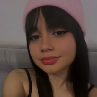 Emiily_Jhoness' Offline Chat Room